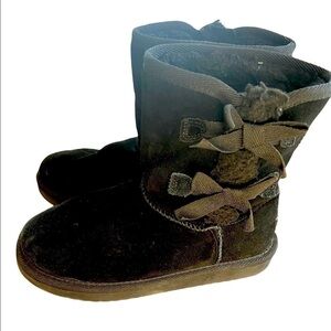 KOOLABURRA BY UGG VICTORIA SHORT BOW BOOTS